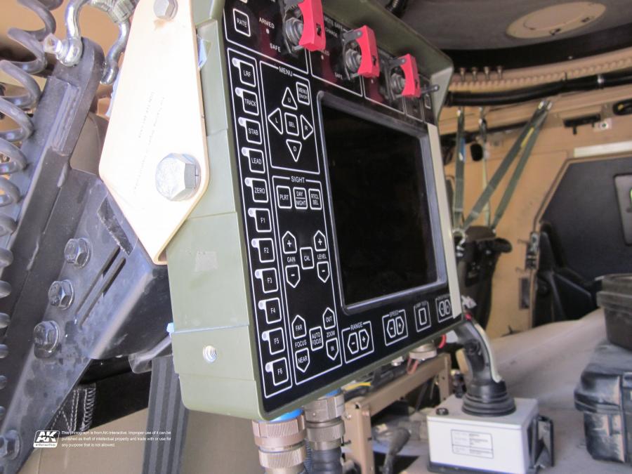 Детали интерьера Oshkosh M-ATV 2009 года  (фото 371 из 676)